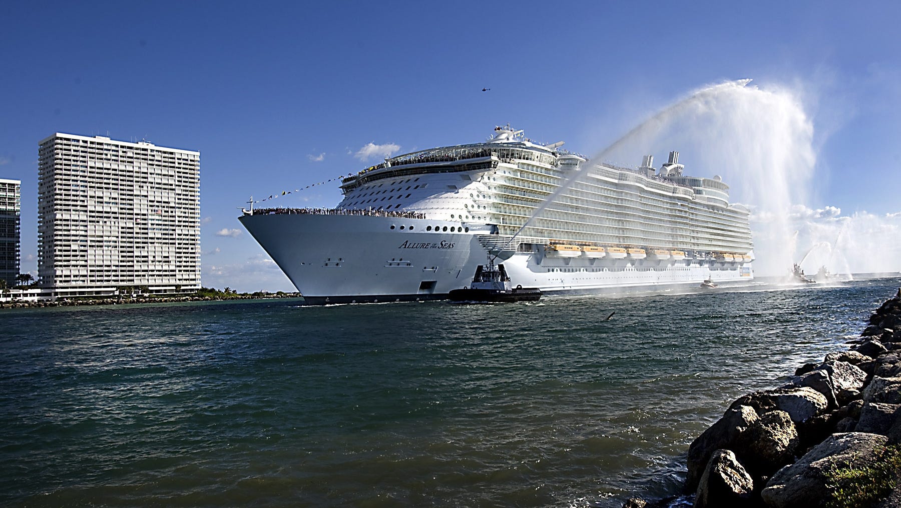 Корабли большое фото. Royal Caribbean корабли. Самый большой корабль в мире 2023. Самый огромный корабль в мире самый большой корабль в мире. Самый большой корабль в мире 2022 пассажирский.