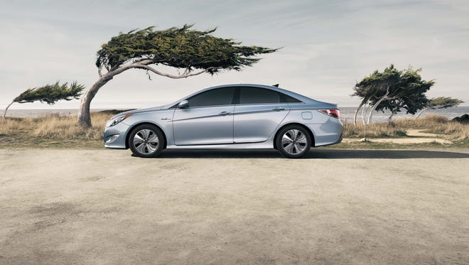 Hyundai rejoins the 40 mile-per-gallon club with the new Sonata Hybrid
