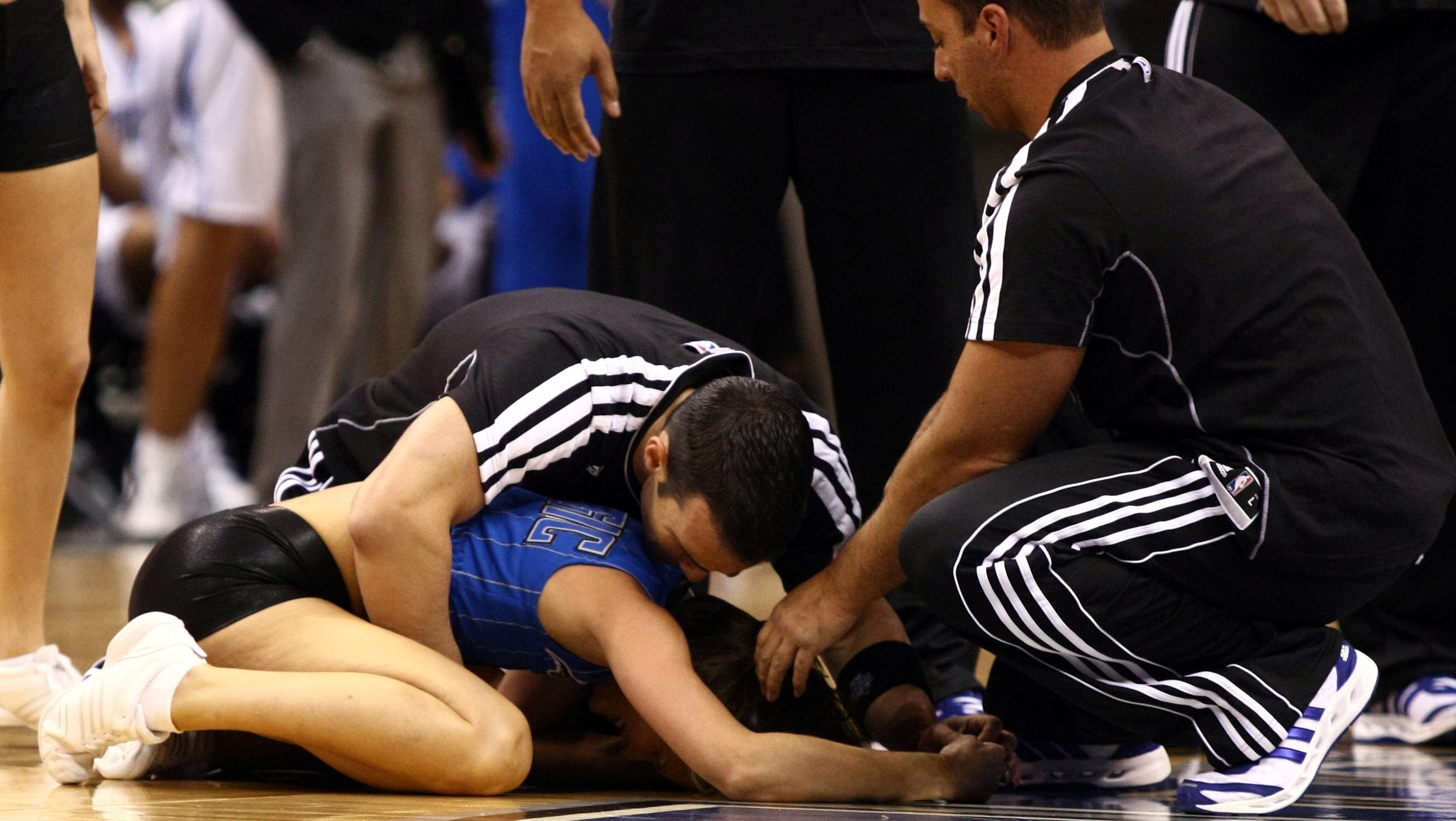 Cheerleader falls on head, carted off during MagicKnicks