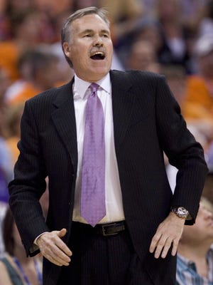 Mike D'Antoni, shown during the 2007 playoffs with the Suns, says he will have failed if the Lakers are not in the title hunt.