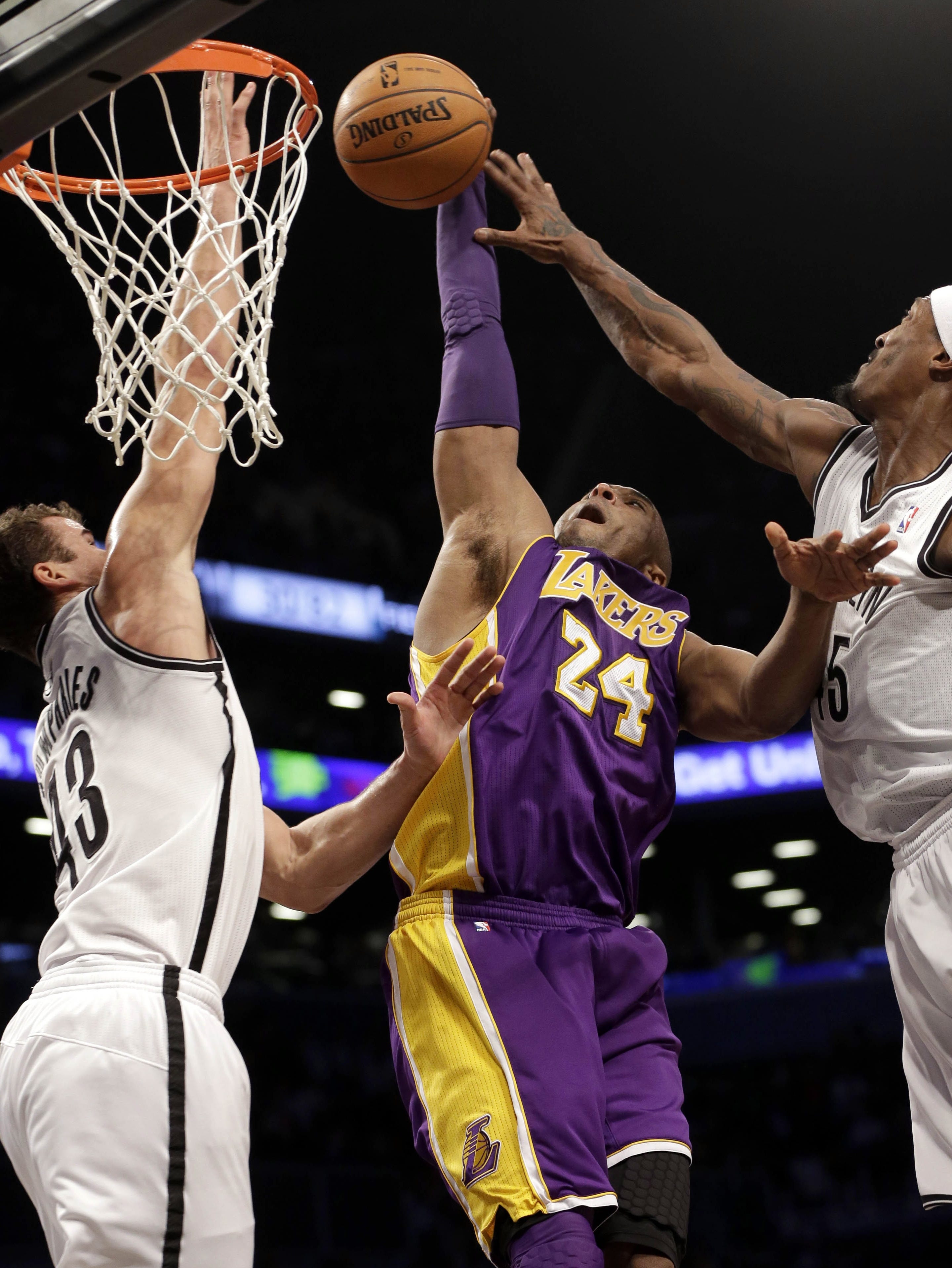 Kobe Bryant dunks on Brooklyn Nets. All of them. (VIDEO)