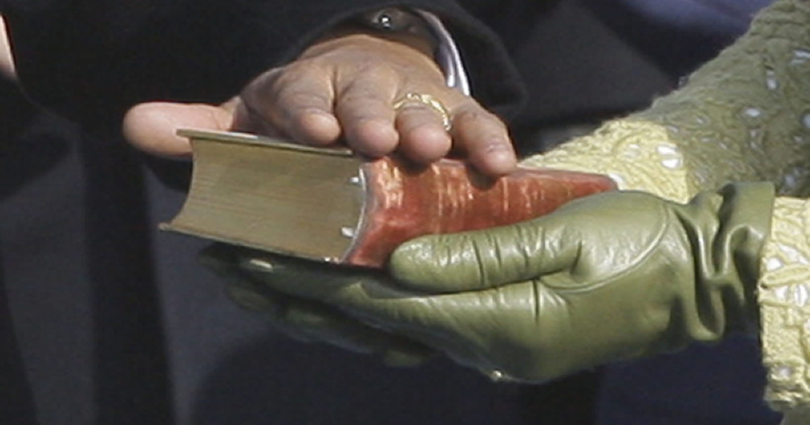 Obama to be sworn in with Lincoln, King Bibles