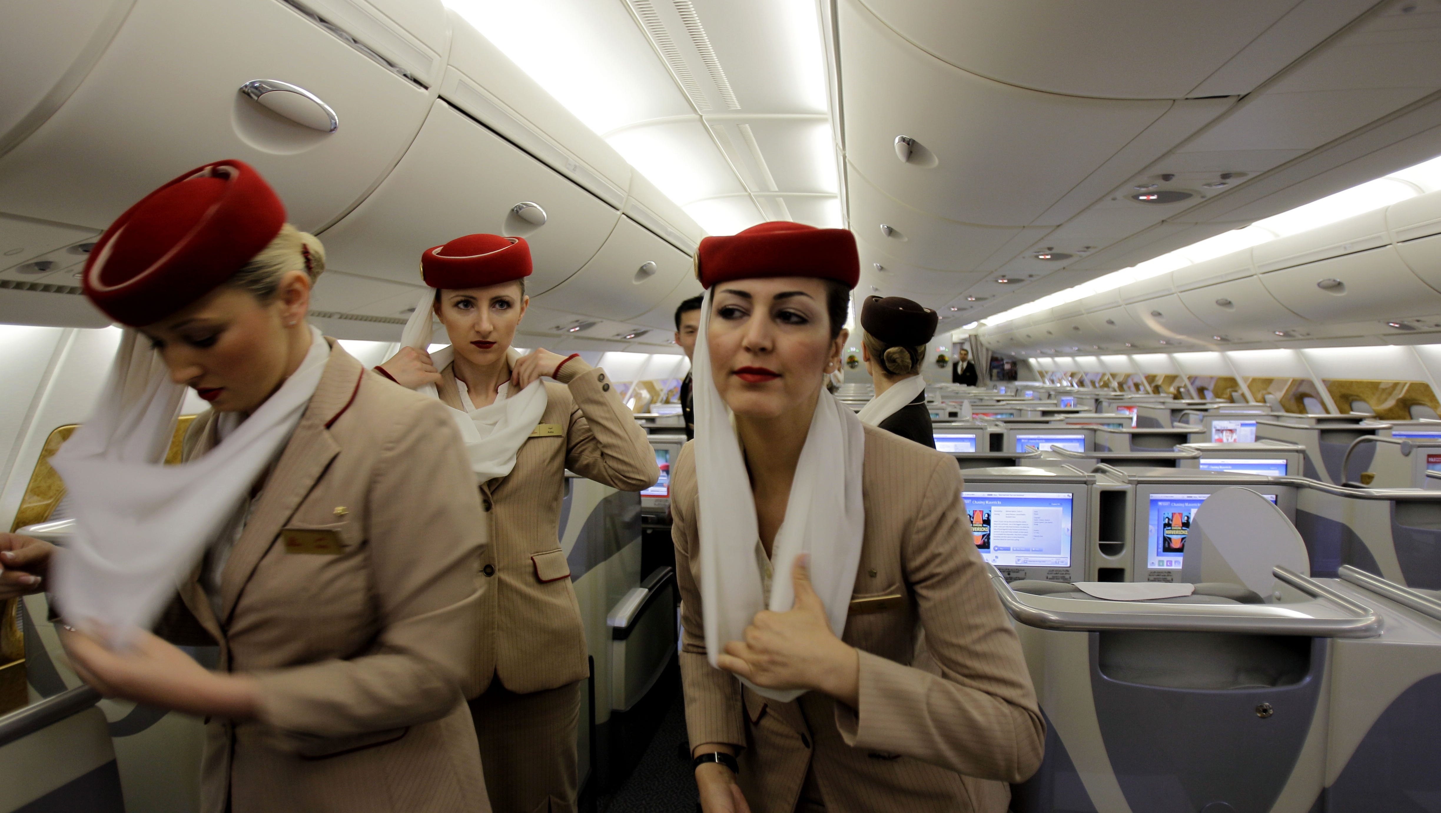 Сайт эмиратские авиалинии. А380 Эмирейтс стюардессы. Дубай авиакомпания Emirates Airlines. Экипаж Эмирейтс 380. Аэробус а380 Эмирейтс стюардессы.