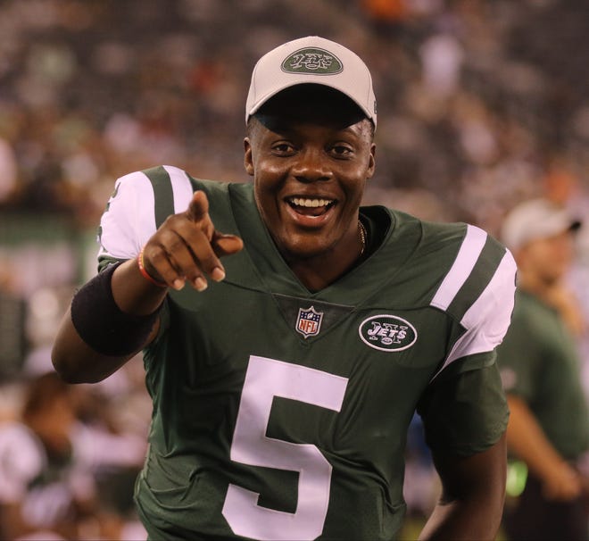 Jets QB Teddy Bridgewater having a laugh on the Jets sideline late in the preseason game when the Jets topped the Atlanta Falcons, 17-0, at MetLife Stadium in East Rutherford on Friday, Aug. 10, 2018.