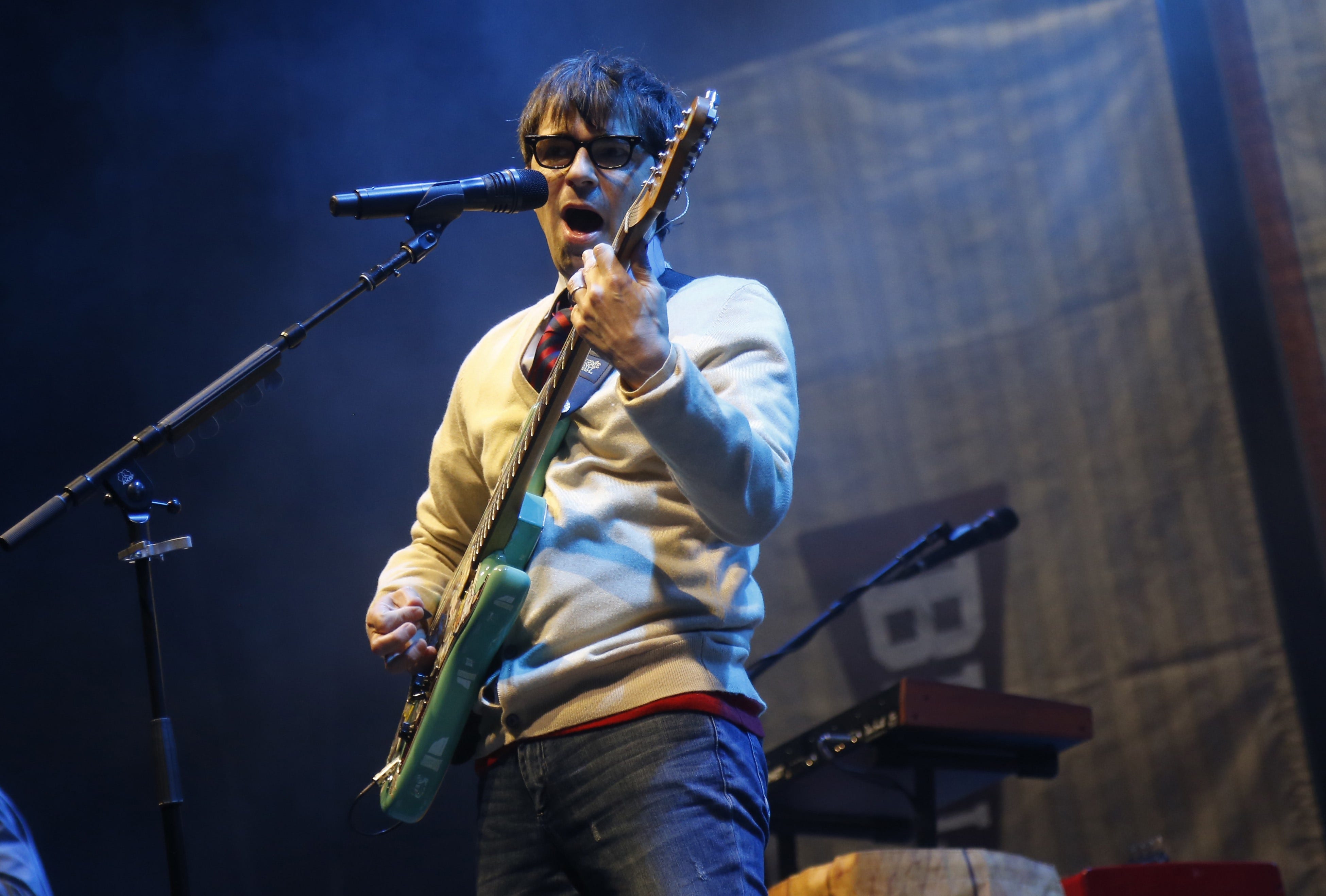 Weezer and Pixies a fuzzrocking study in contrasts in Phoenix