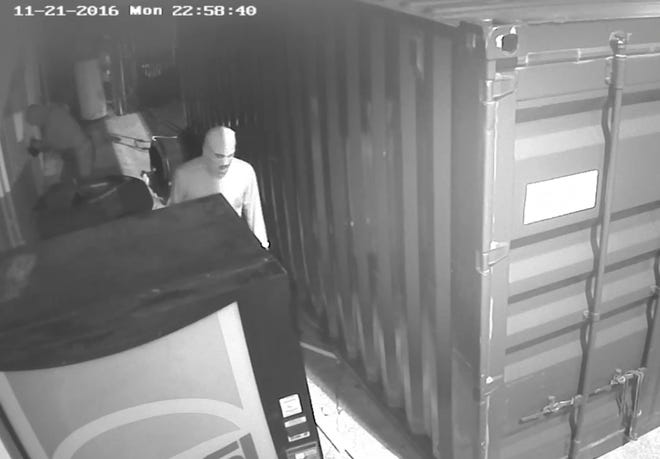 Surveillance footage shows gun thieves attempting to break into Dover, Delaware pawn shop.