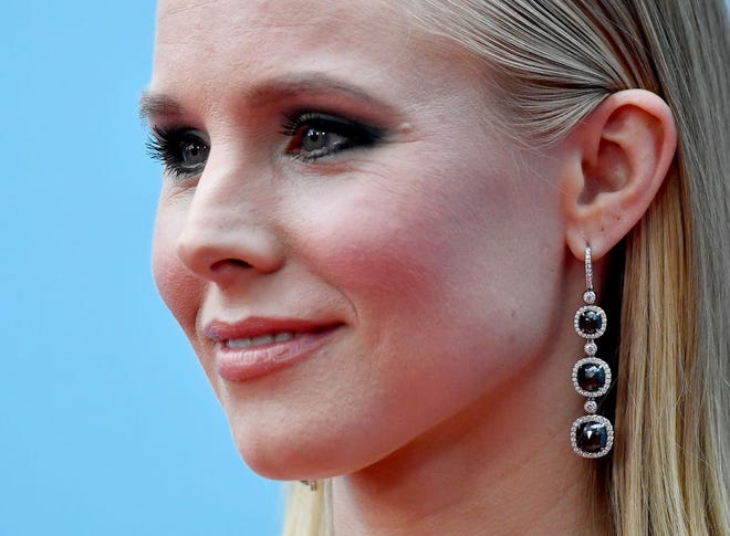 Kristen Bell became emotional over her 5-year-old daughter Lincoln's preschool graduation.