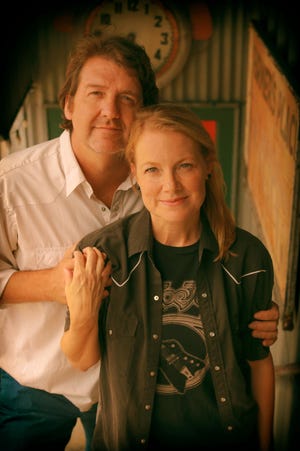 Two popular Texas singer songwriters, Bruce Robison and Kelly Willis - who are also husband and wife, will being their Summer Honky Tonk tour to the Royal Theater at 7:30 p.m. tonight.
