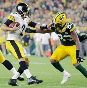 Green Bay Packers linebacker Reggie Gilbert (93) pressures Pittsburgh Steelers quarterback Mason Rudolph (2) in the second quarter of an NFL preseason game at Lambeau Field on Thursday, August 16, 2018 in Green Bay, Wis.