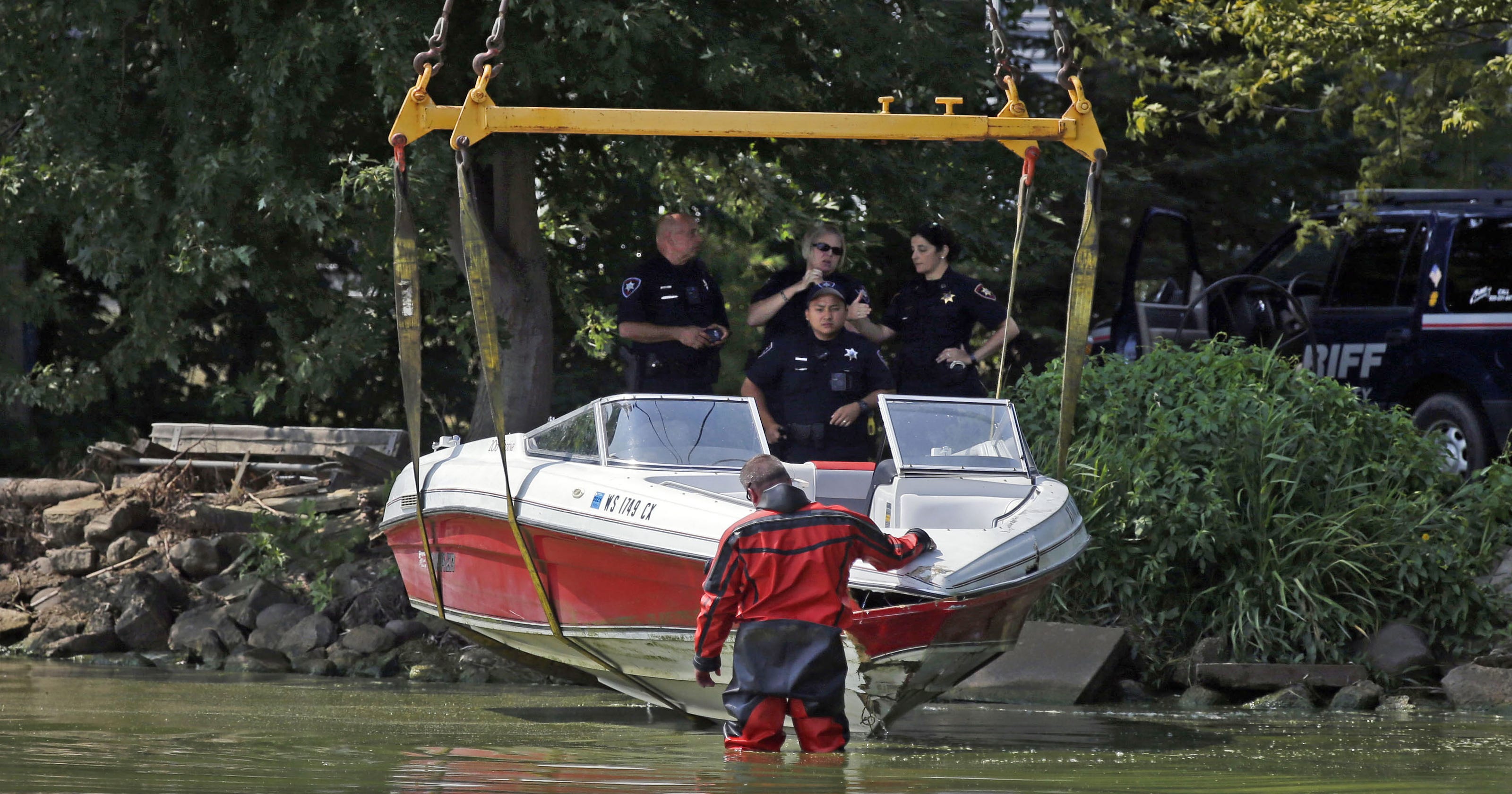 Divers recover bodies of two boaters missing on Lake Winnebago