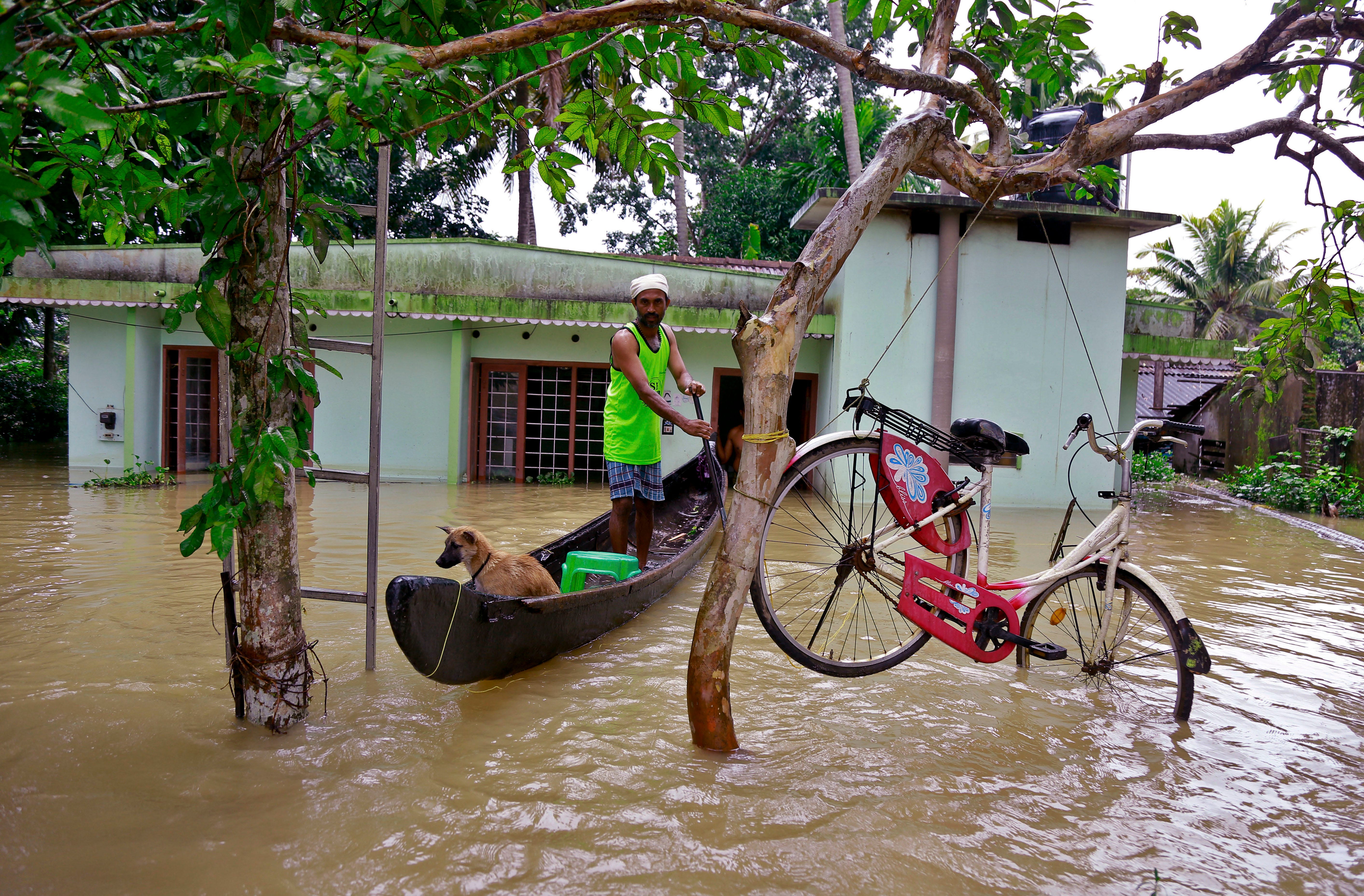 Monsoon flooding kills hundreds in southern India