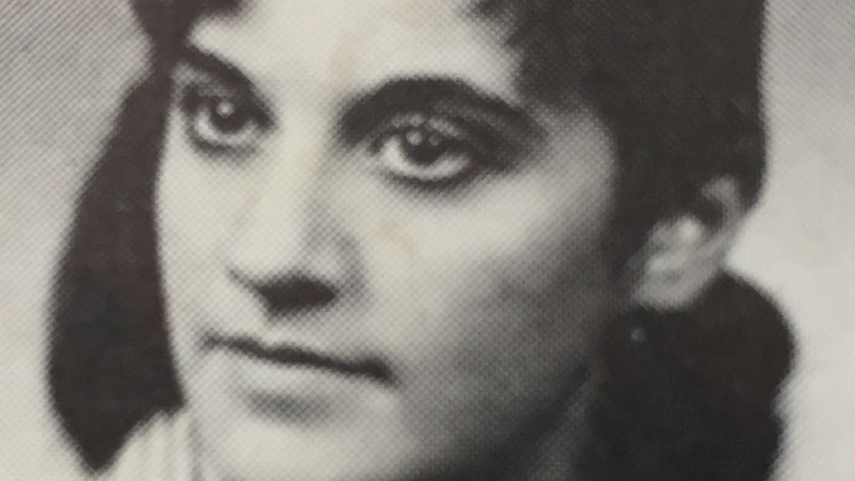 Yearbook photo of Joan Brody when she was 16.
