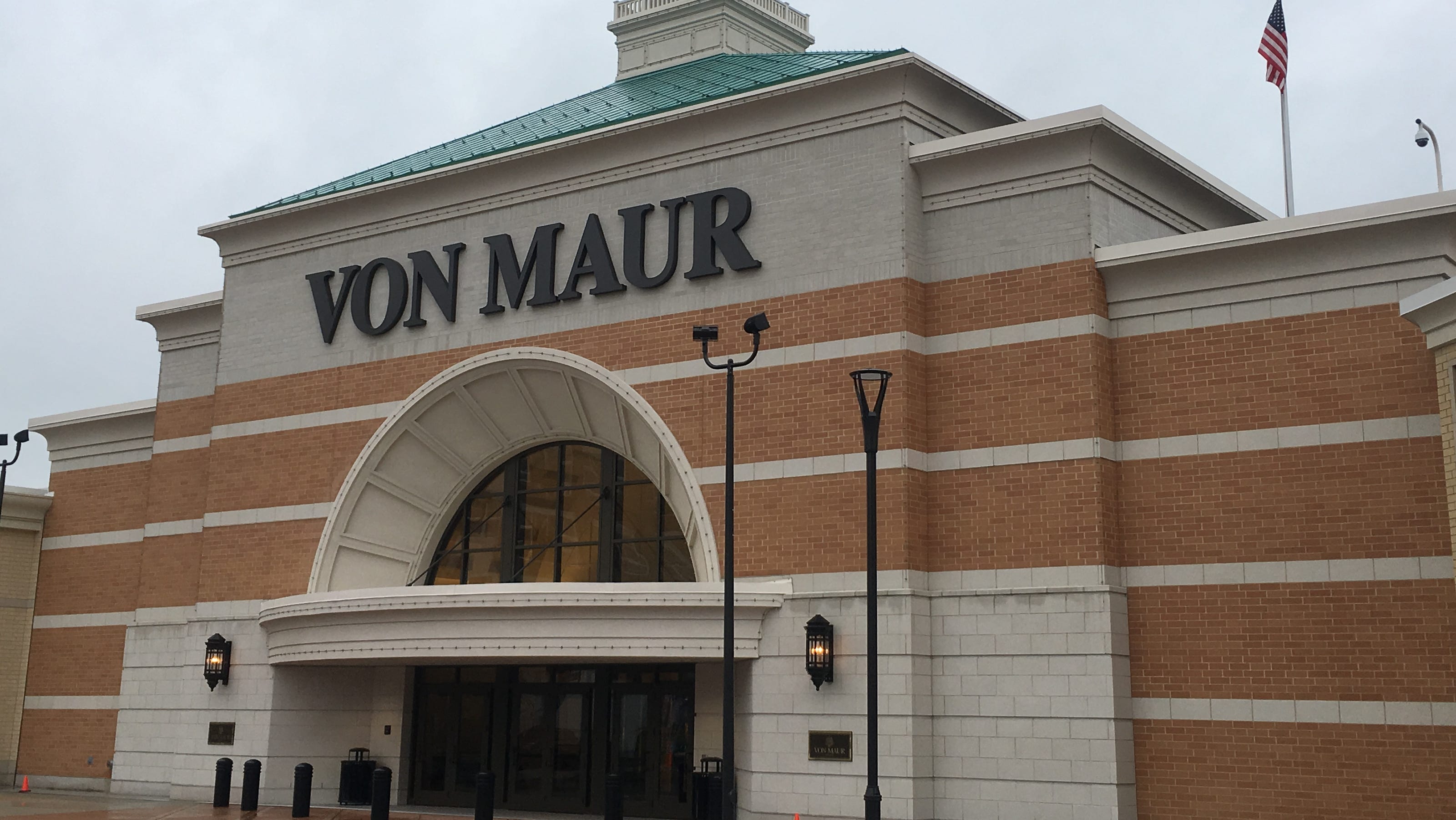 Retailer Von Maur evaluating soon-to-be-vacant Bon-Ton sites