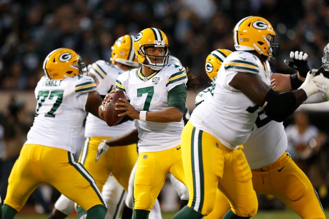 Aug 24, 2018; Oakland, CA, USA; Green Bay Packers quarterback Brett Hundley (7) looks to throw a pass against the Oakland Raiders in the first quarter at Oakland Coliseum.