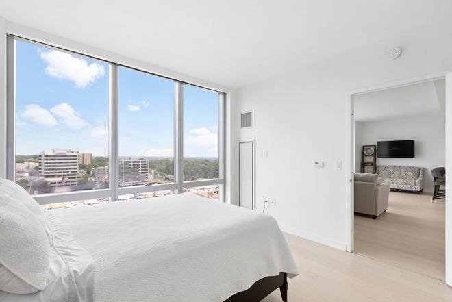 Four guests can stay in this 1 bedroom, 1 bath apartment with views of NYC. Cost: $175/night
