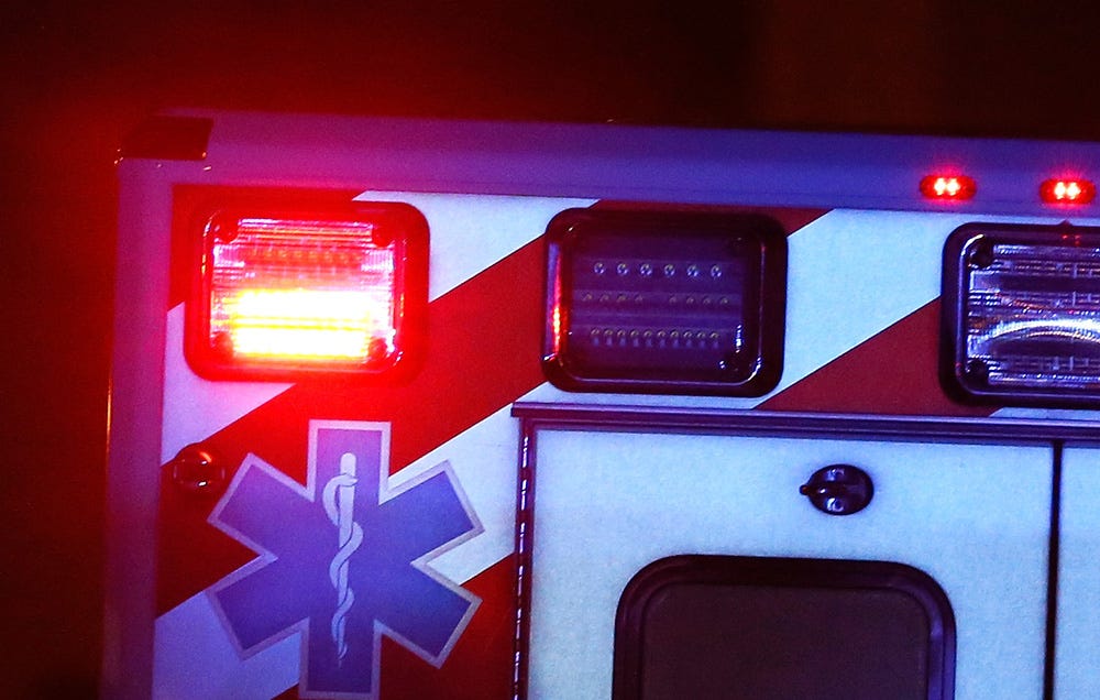 Pengemudi, 2 penumpang terluka saat mobil menabrak SUV yang ditinggalkan di Lodge Freeway