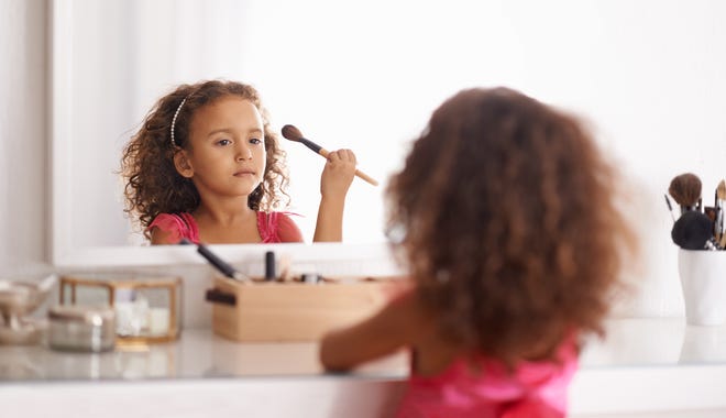 Child and adolescent psychologist Tamar Kahane believes the emphasis on image in today's society makes parents wary when it comes to their child wearing makeup.