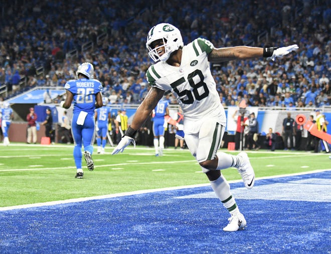 Jets linebacker Darron Lee celebrates an interception and touchdown in the fourth quarter.