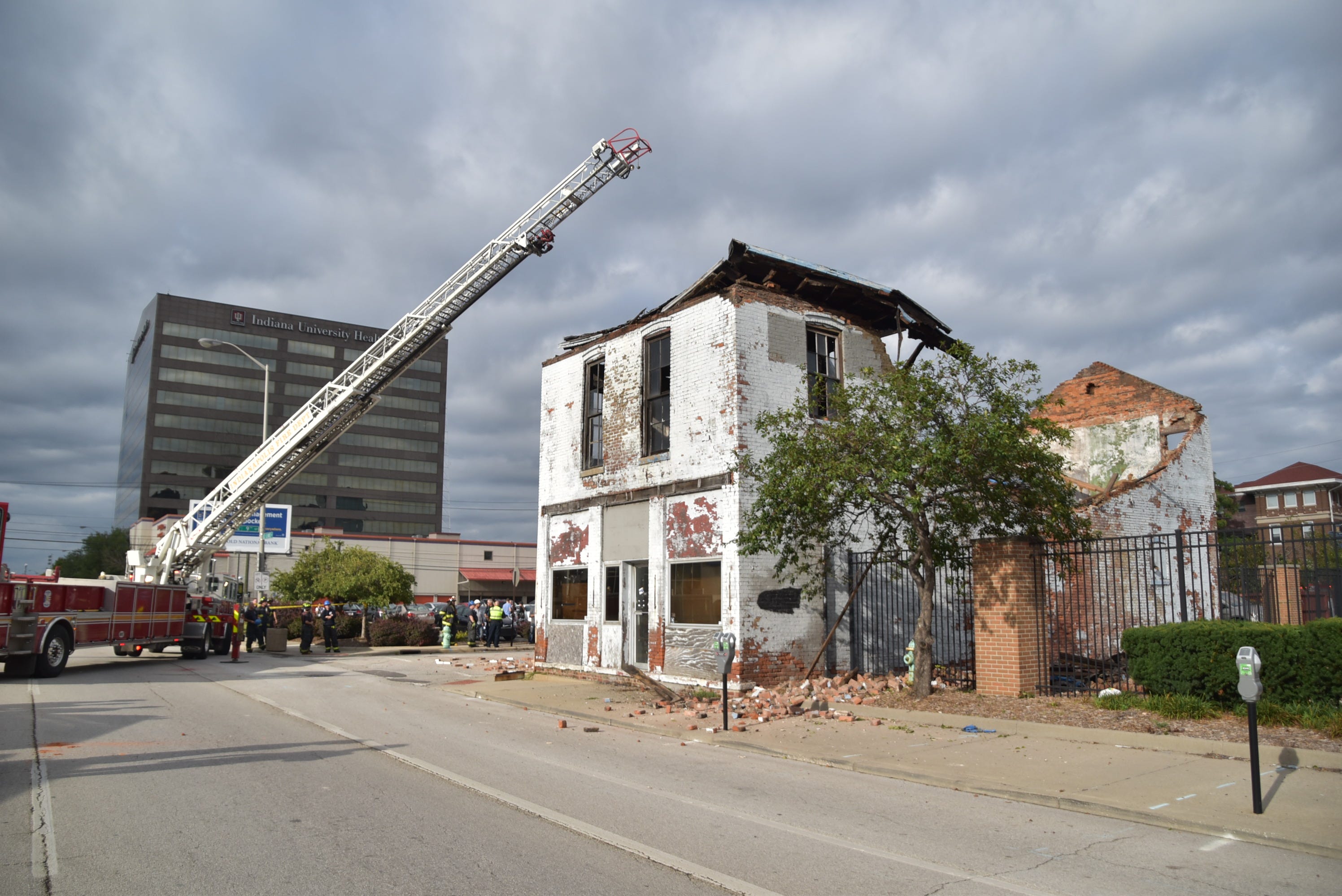 Building collapse in Downtown Indianapolis injures firefighter