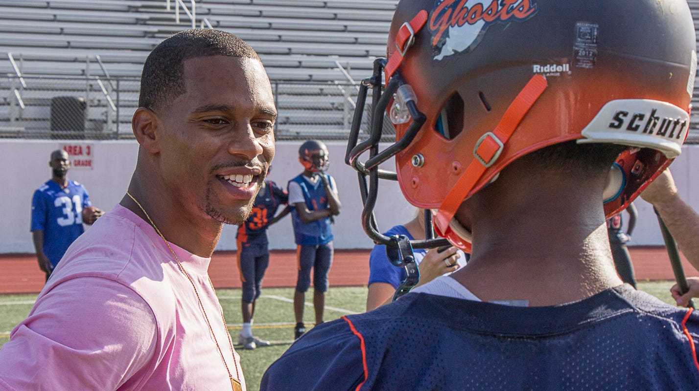 Ny Giants Victor Cruz Donate 20k To Paterson Schools For Football