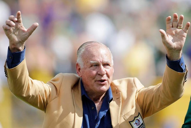 Green Bay Packers legend Jerry Kramer acknowledges the crowd while being honored at Lambeau Field on Sept. 16, 2018, in Green Bay. © USA TODAY NETWORK-Wisconsin via Imagn Content Services, LLC