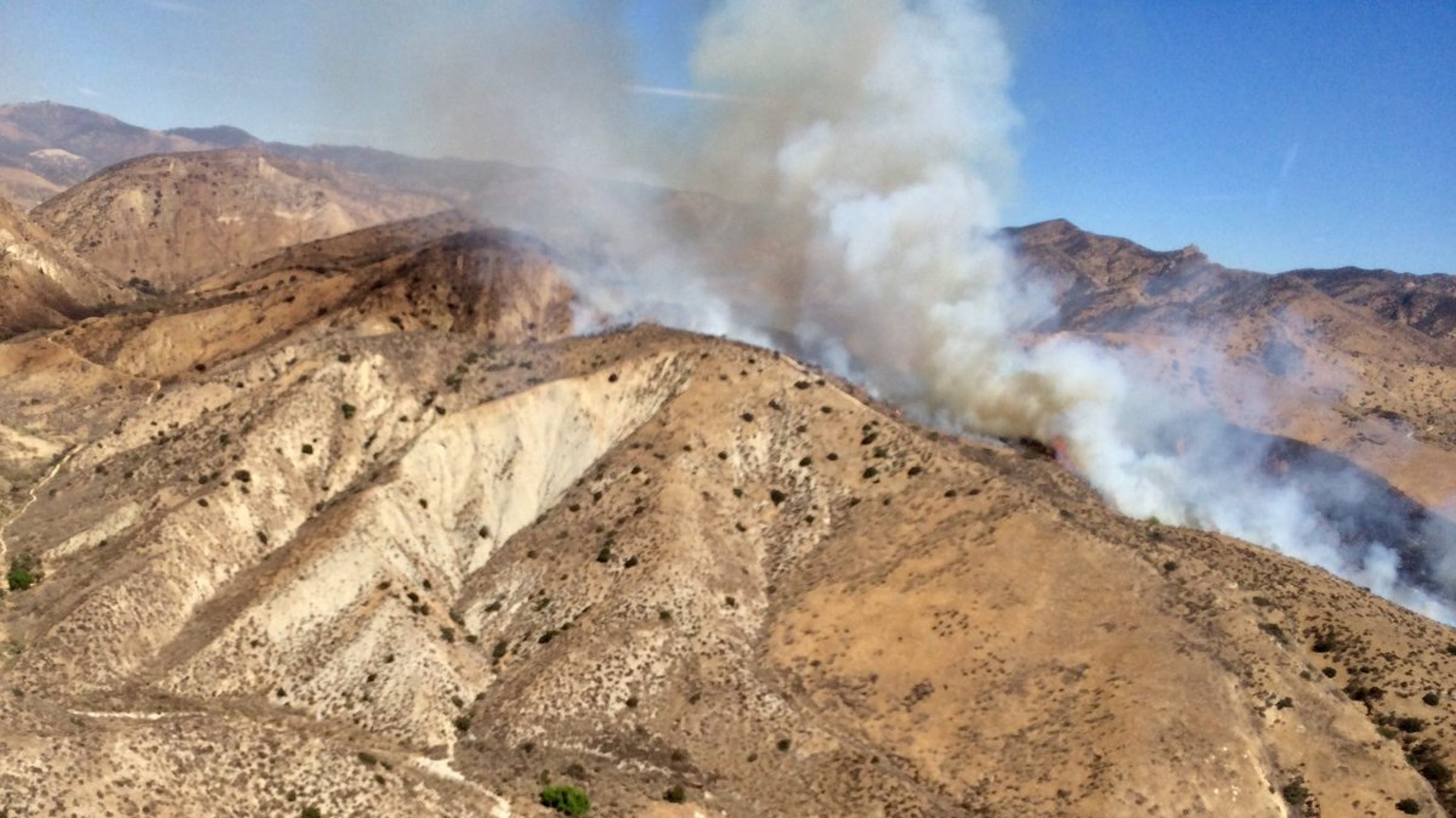 Crews battle Simi Valley brush fire in Las Llajas Canyon