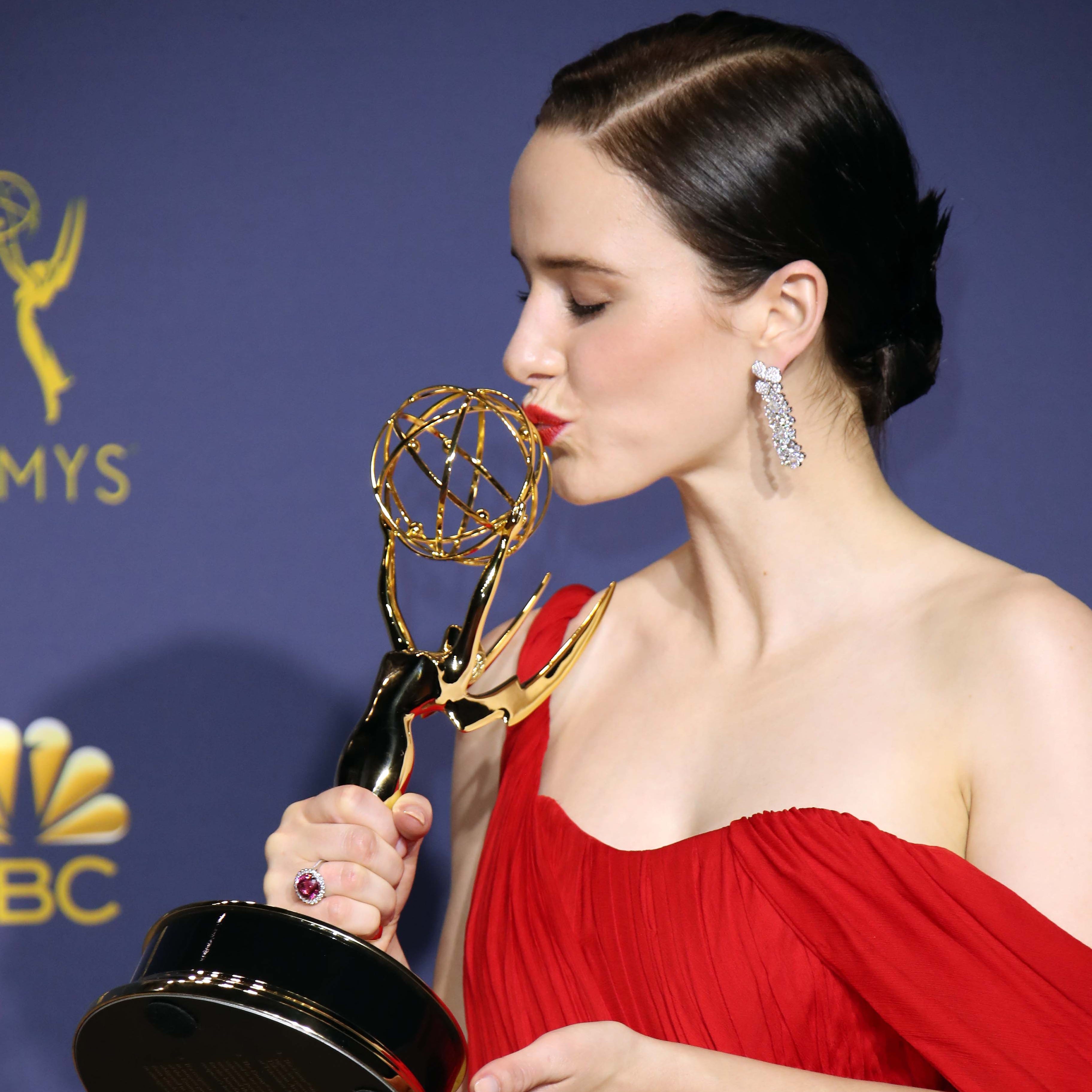 Rachel Brosnahan gives her Emmy a smooch after winning lead comedy actress for 