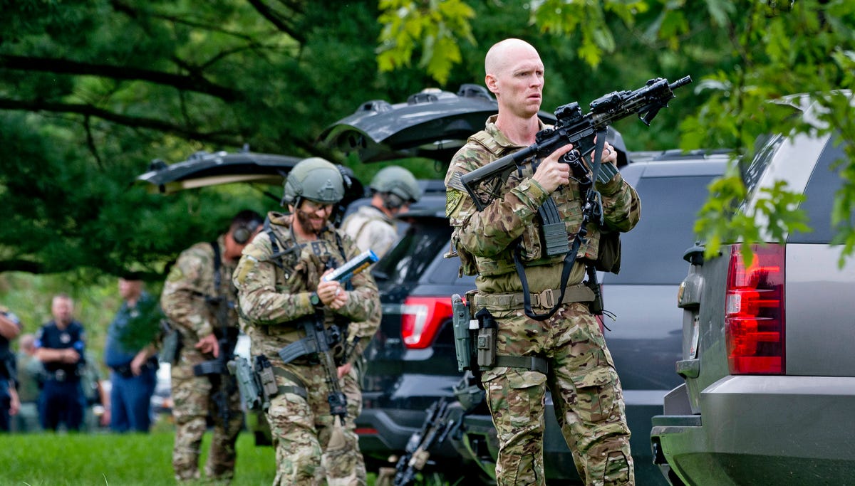 FBI tactical agents prepare as police search for a gunman who fled the scene of a shooting at a Rite Aid Distribution Center in Aberdeen, Maryland, USA, Sept. 20, 2018.