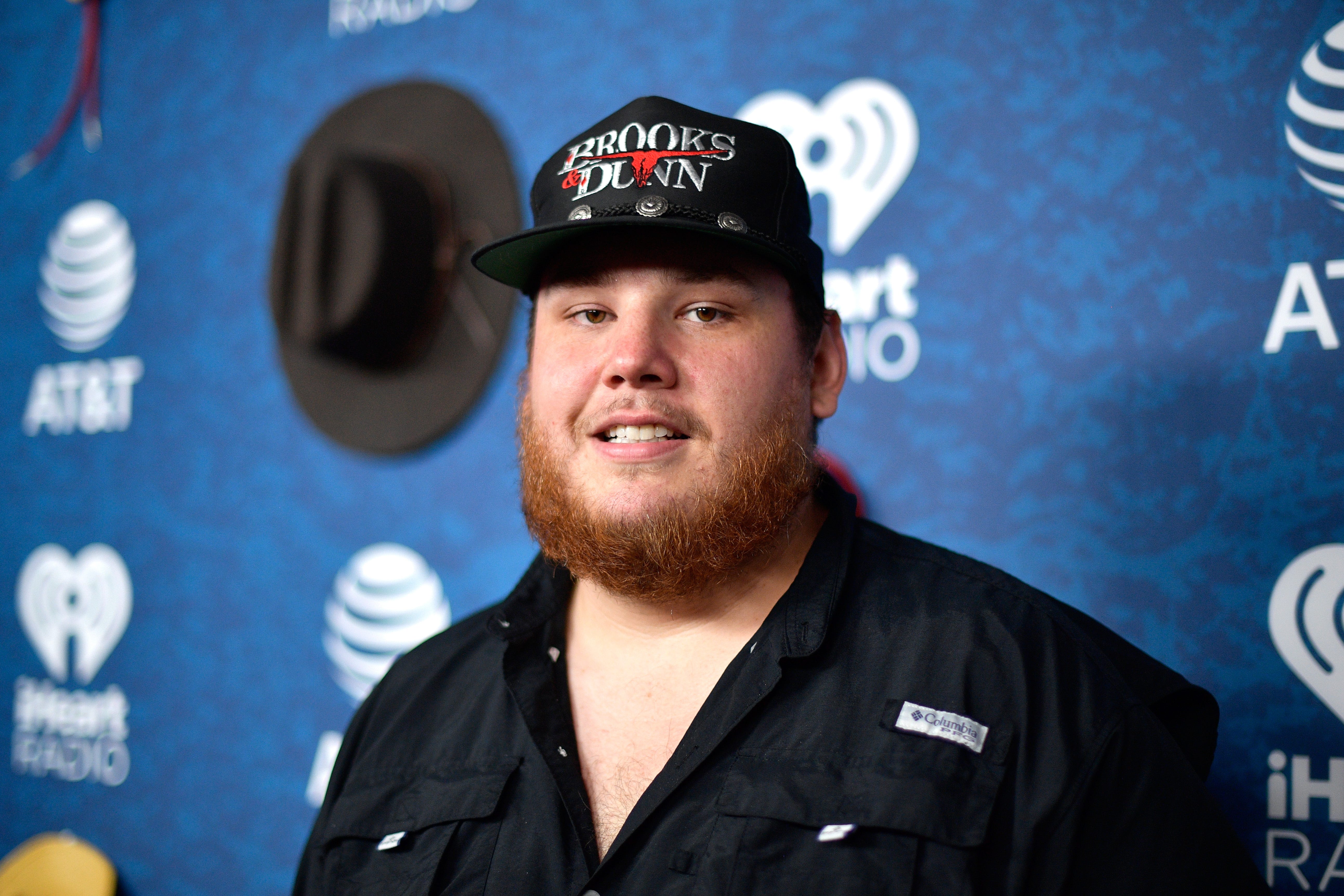 Luke Combs surprises Y100, Resch with free beer, pizza for tour stop