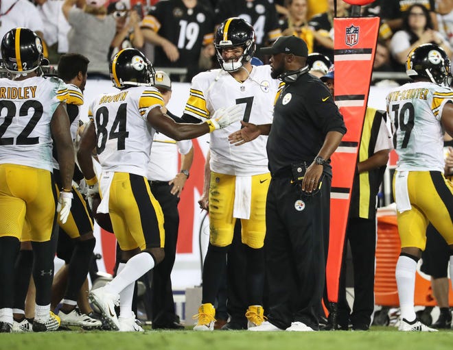 Steelers WR Antonio Brown (84) celebrates with QB Ben Roethlisberger (7) and head coach Mike Tomlin after scoring against Tampa Bay on Monday night.