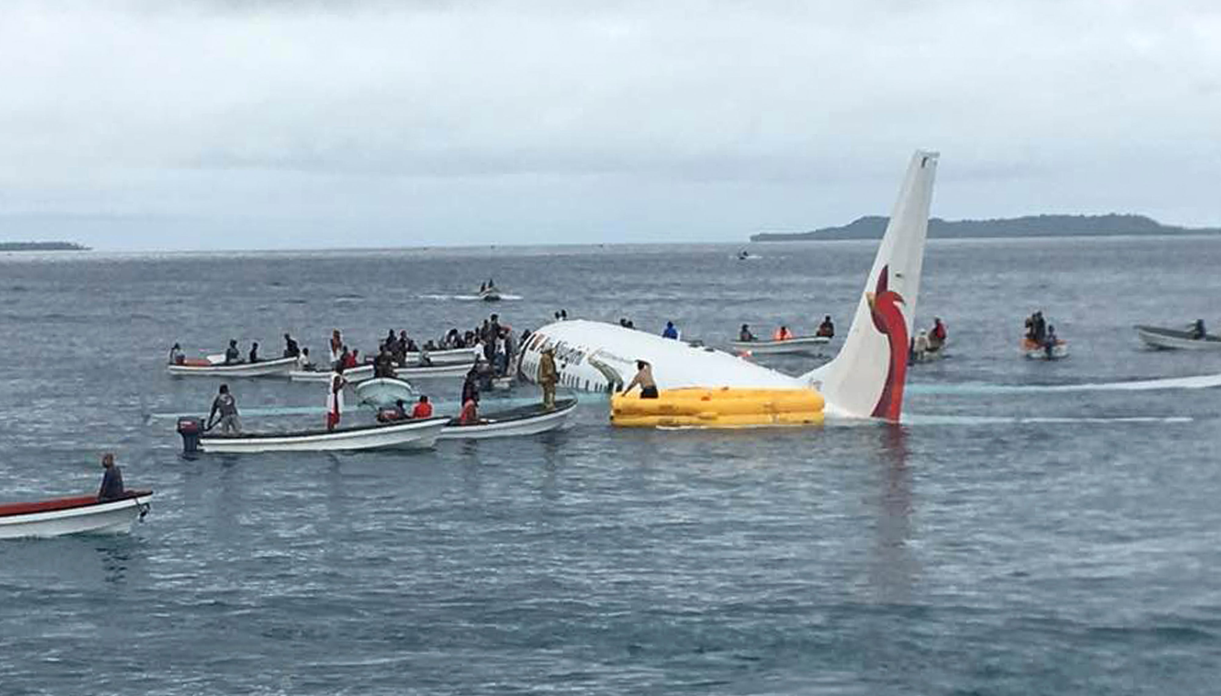 Самолет приземляющийся на воду. Аварийная посадка a320 на Гудзон запись. Самолёта Boeing 737 посадка на воду. Самолет Air France, который упал в Атлантический океан в 2009 году. Самолет упал в воду.