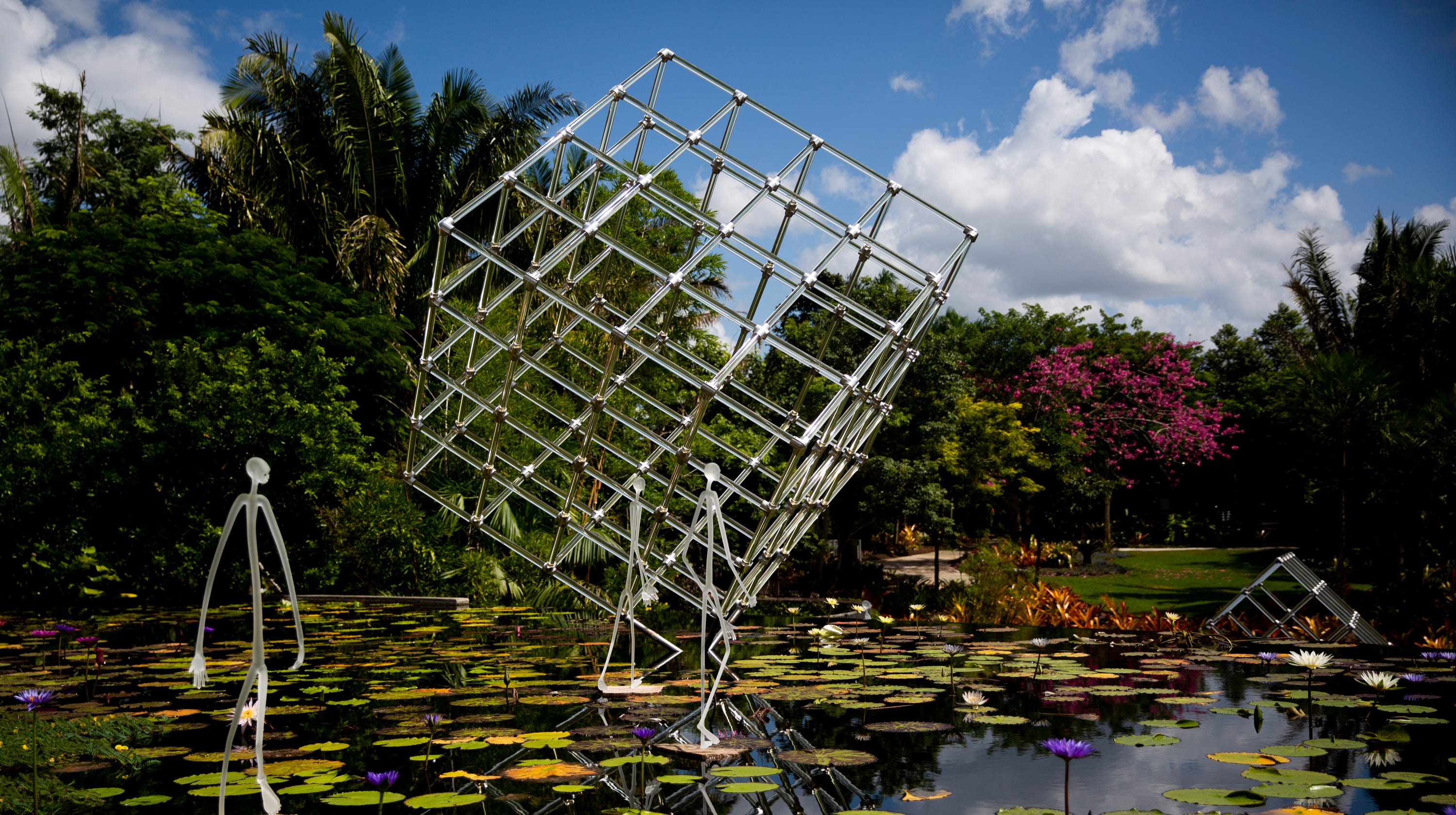 Naples Botanical Garden S Glass Exhibition Gives Season Sparkle