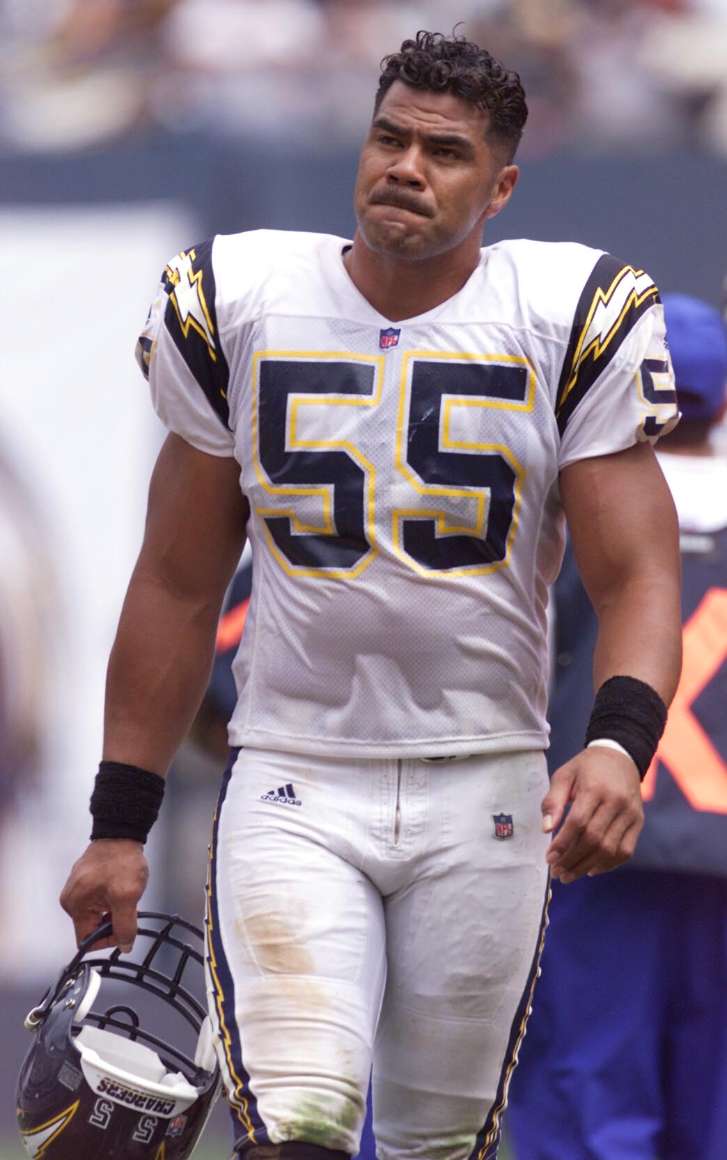 Family of Junior Seau settles concussion lawsuit against NFL