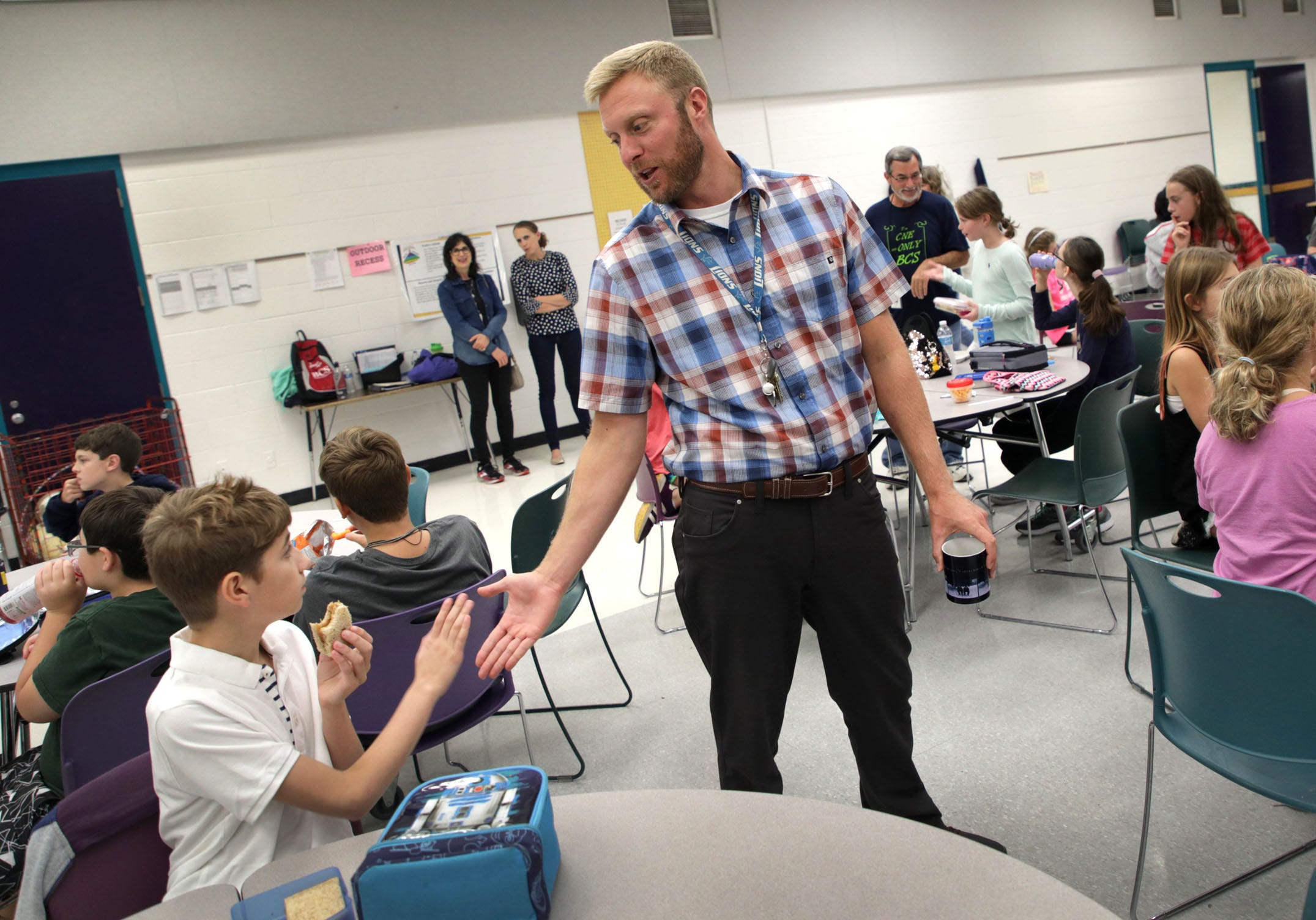 schools-get-creative-to-fill-lunch-aide-jobs-amid-shortage