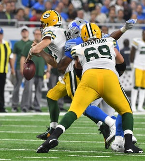 Lions' Da'Shawn Hand knocks the ball out of Packers quarterback Aaron Rodgers hands and then recovers it late in the second quarter.