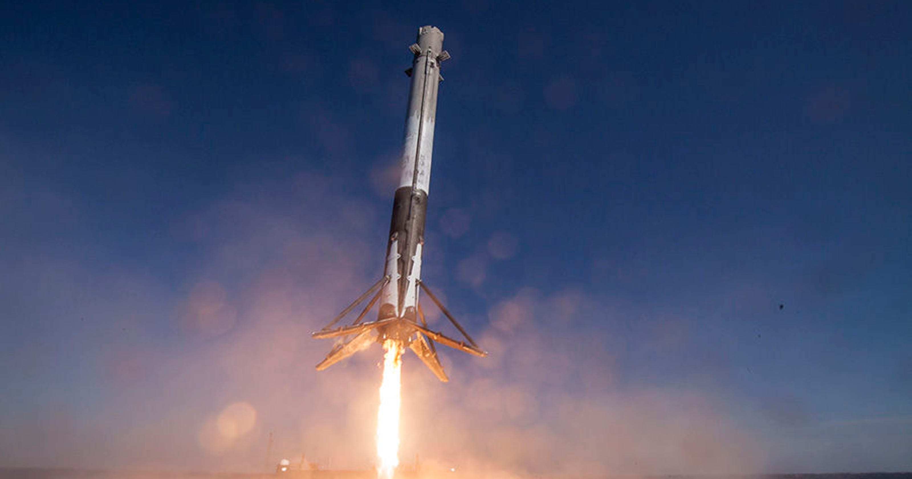 SpaceX's Falcon 9 launch creates show in the sky above ...