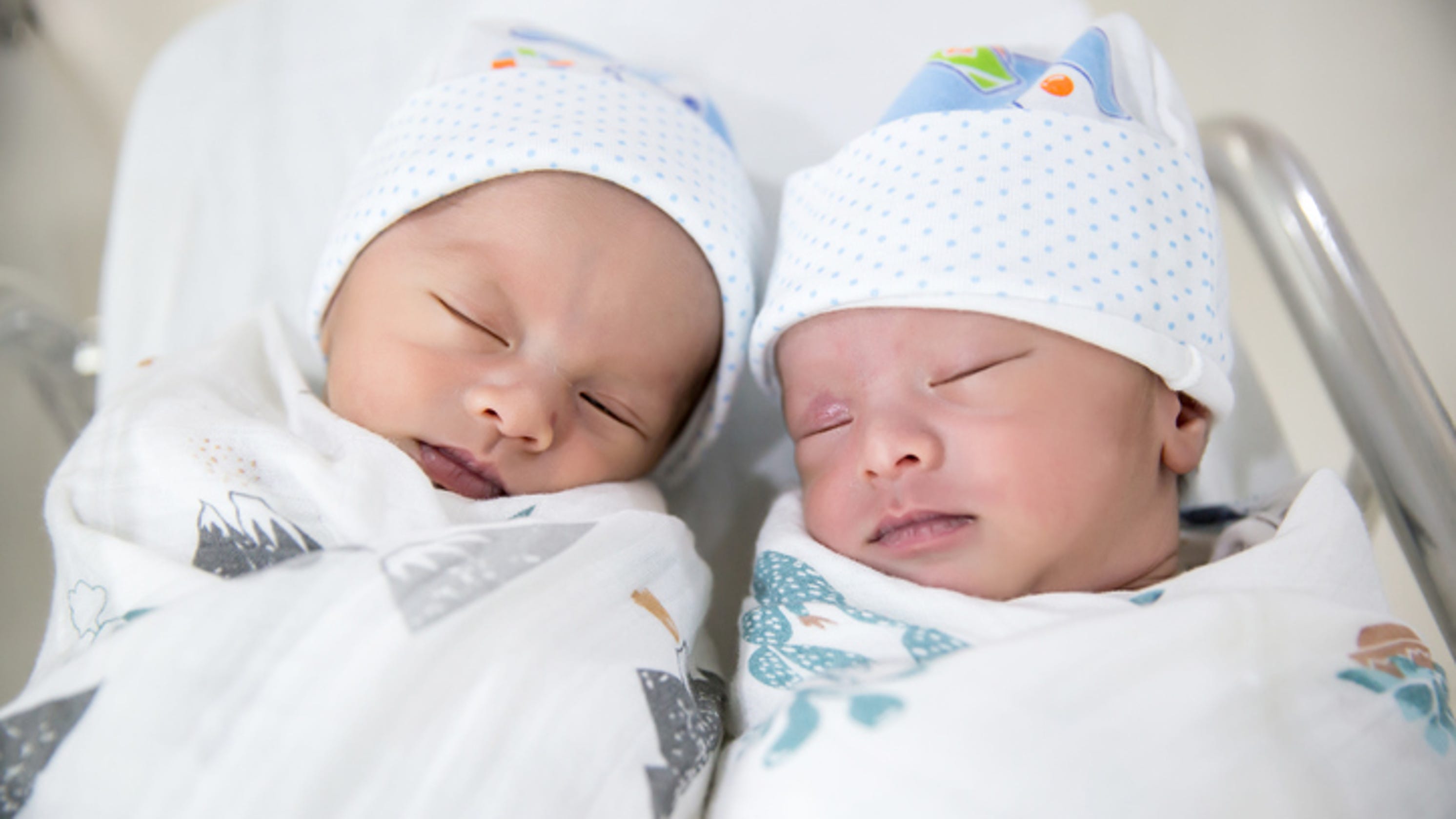 Rüyada Evde Yeni Sağlıklı Doğmuş Bir İkiz Kız Bebek Ağladığını Görmek