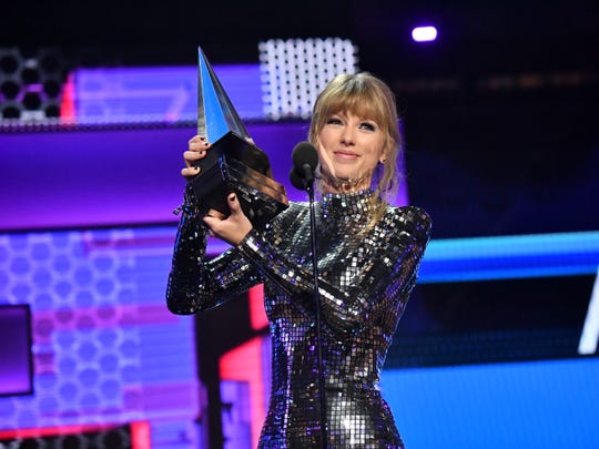 Taylor Swift accepts Artist of the Year onstage during the 2018 American Music Awards.