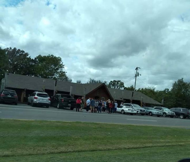 The parking lot was full and a line of customers spilled out the front door of Omni Hut in Smyrna on Wednesday. The restaurant will close for good on Oct. 12.