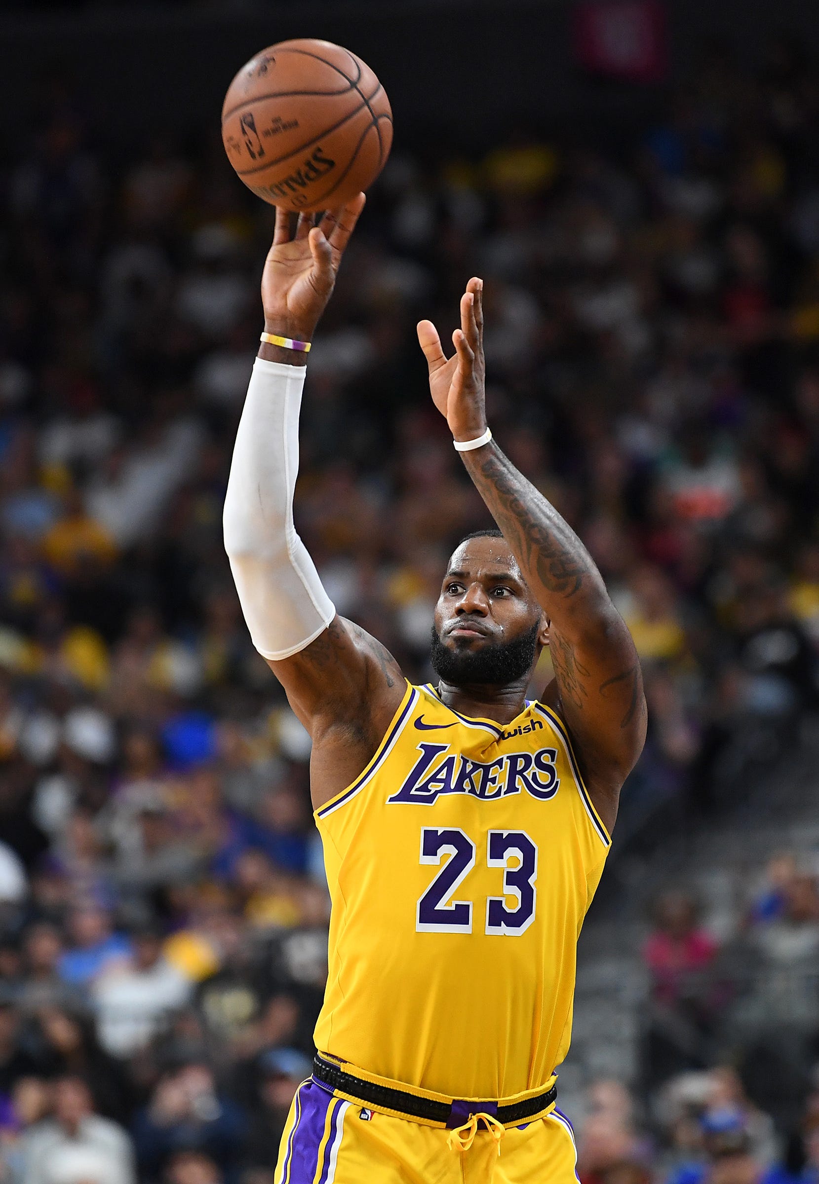 Lebron James La Lakers Newcomer Hits Buzzer Beater Three Vs Warriors