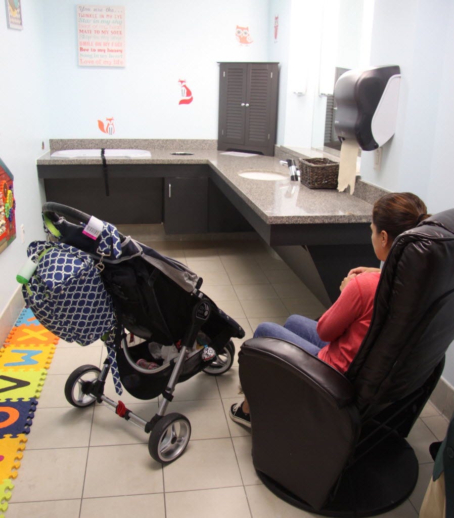Nursing rooms for breastfeeding moms now required at major airports