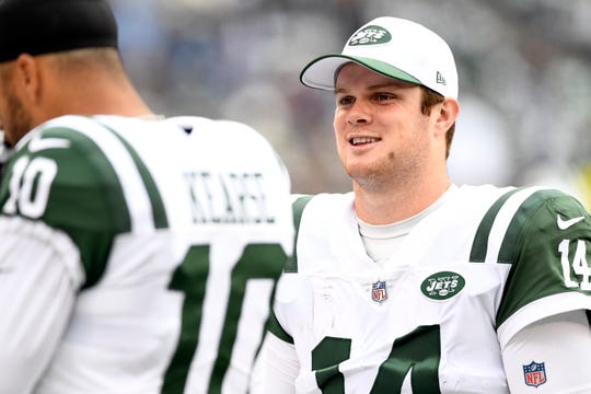 New York Jets quarterback Sam Darnold (14) talks with wide receiver Jermaine Kearse, left, during the second half. The Jets defeat the Indianapolis Colts 42-34 in Week 6 on Sunday, Oct. 14, 2018, in East Rutherford.