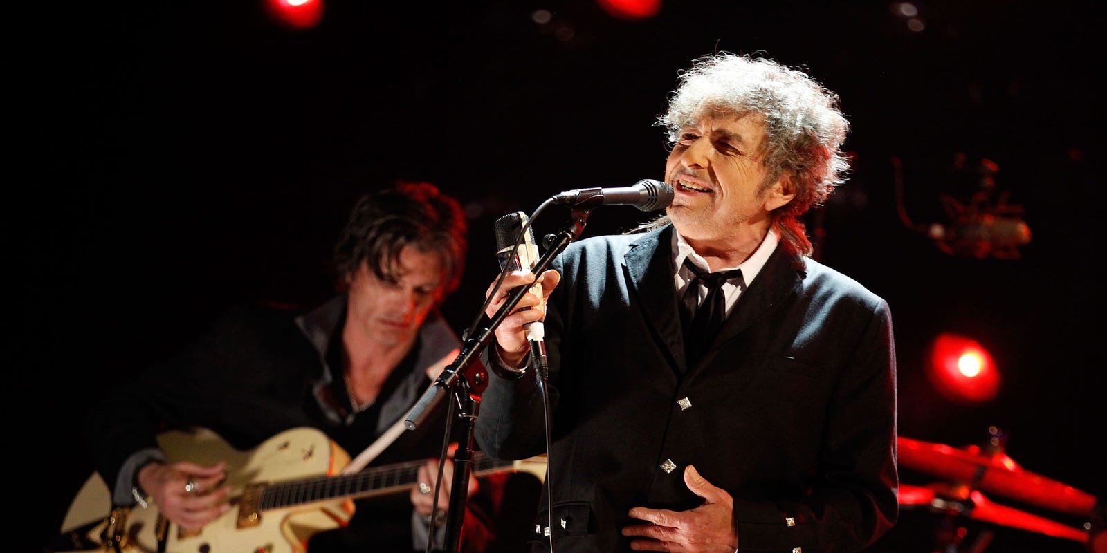 Bob Dylan plays new songs live for the first time at Milwaukee show, his first anywhere since the pandemic began