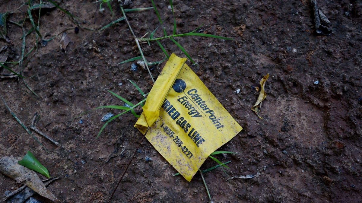 A yellow gas line flag remains behind the Shreveport home of Richard Williams, who died after receiving severe burns from a 2016 gas explosion in his back yard.