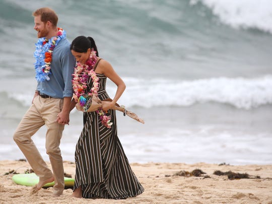 On October 19, 2018, Prince Harry and Duchess Meghan of Sussex wander on Sydney's famous Bondi Beach, put on their shoes and put on tropical garlands on the fourth day of their Down Under tour.