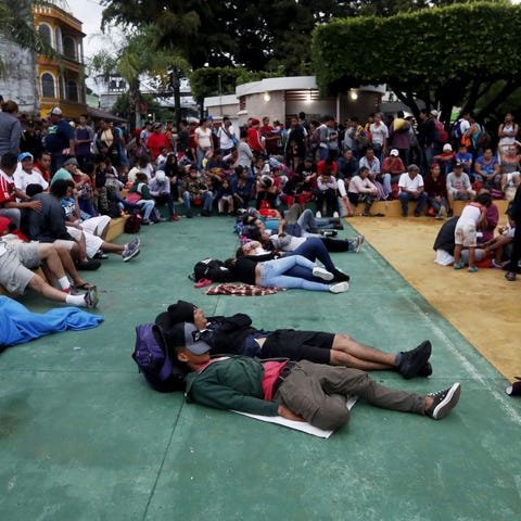 epa07104769 Honduran migrants rest in the Tecun...