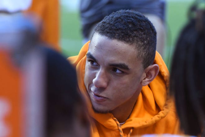 Tennessee quarterback Jarrett Guarantano returned to the sideline after an injury knocked him out of Saturday's game.
