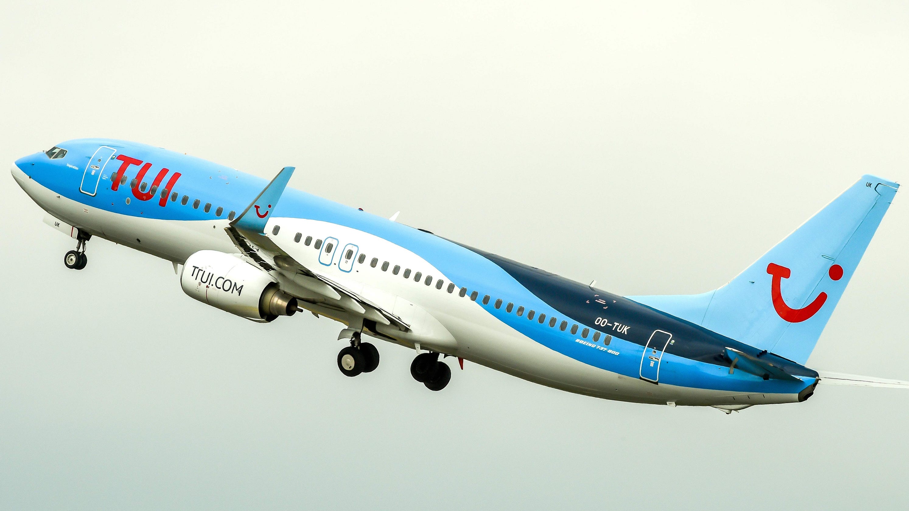 Watch Plane makes incredible sideways landing at Bristol Airport