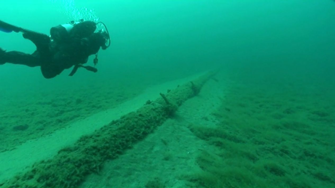 A diver inspects the Line 5 oil pipelines at the bottom of the Straits of Mackinac in a 2013 dive on behalf of the nonprofit National Wildlife Federation.