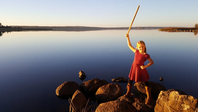 Saga Vanecek, an 8-year-old Swedish-American girl, discovered a 1,500-year-old sword from lake that will soon be featured in a museum.